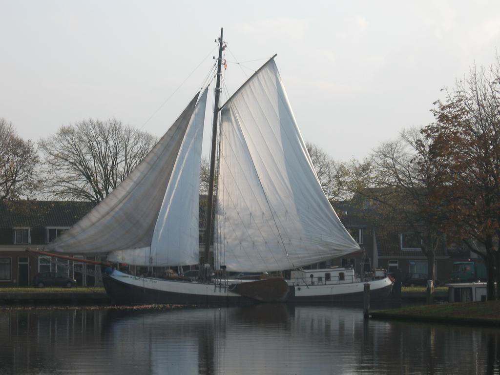 Zeilschip De Vrouw Dina Vila Leiden Exterior foto